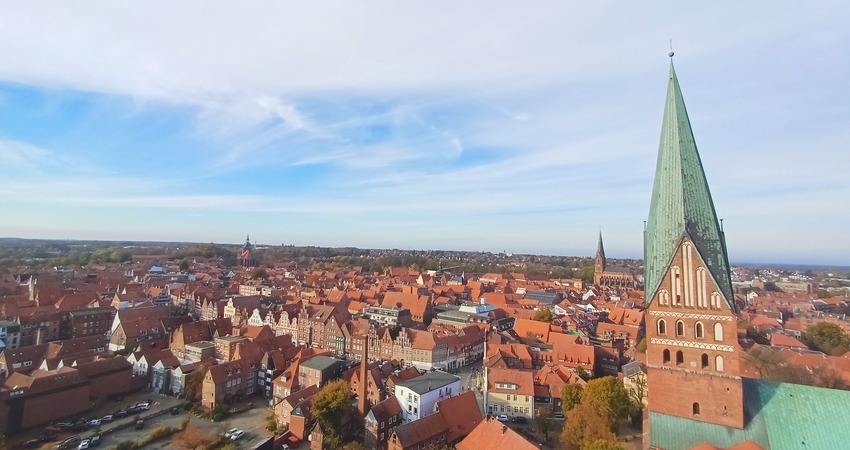 Foto: Christine Böhm. Blick auf die Altstadt von Lüneburg, St. Johannis und Am Sande (Luftbild).