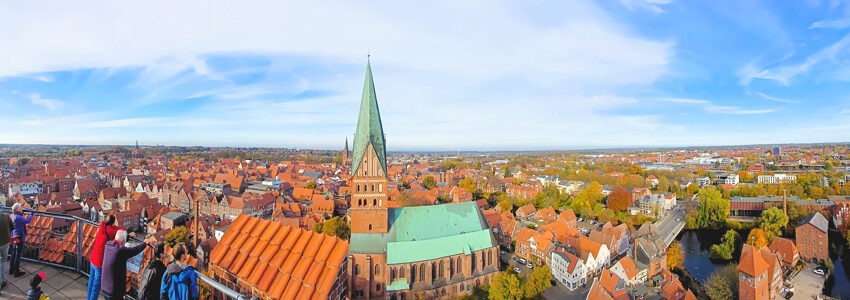 Foto: Christine Böhm. Blick vom Wasserturm auf die Altstadt von Lüneburg, St. Johannis und Am Sande. (Luftbild).