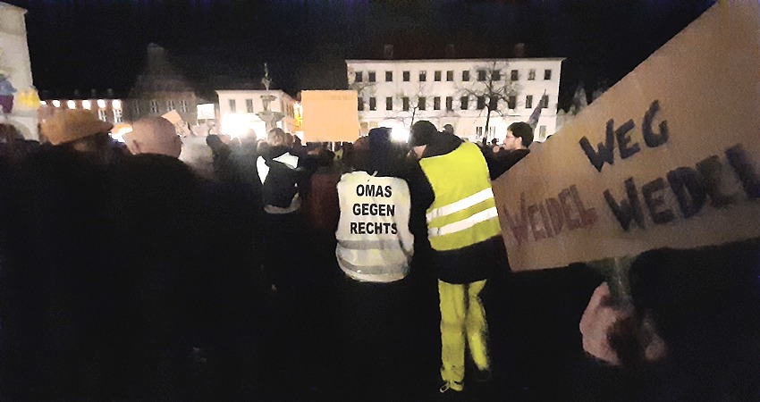 Foto: Lüne-Blog. Omas gegen Rechts Lüneburg waren auch bei der spontanen Demonstration am 30.01.2025 auf dem Marktplatz vertreten.