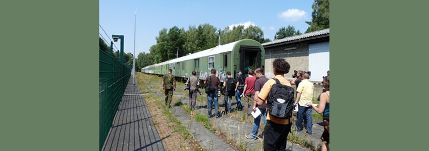 Foto: Axel Zwingenberge. Fahrzeuge in einem Depot der Bundeswehr.