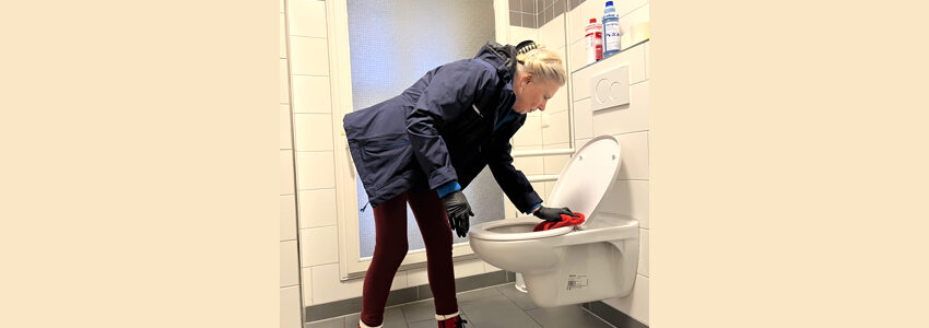 Foto: Hansestadt Lüneburg. Kerstin Hilgendorf ist eine von zwei WC-Kontrolleurinnen, die in Lüneburg unterwegs sind, um den Zustand der öffentlichen Toiletten zu verbessern.