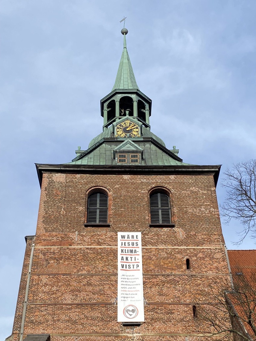 Foto: Norad. Wäre Jesus Klimaaktivist? Banner am Turm von St. Michaelis, Lüneburg, zur gleichnamigen Veranstaltungsreihe.