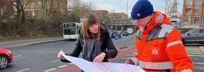 Foto: Hansestadt Lüneburg. Tanja Berg und Björn-Olde Backhaus leiten die Tiefbauarbeiten in dem Bauprojekt.