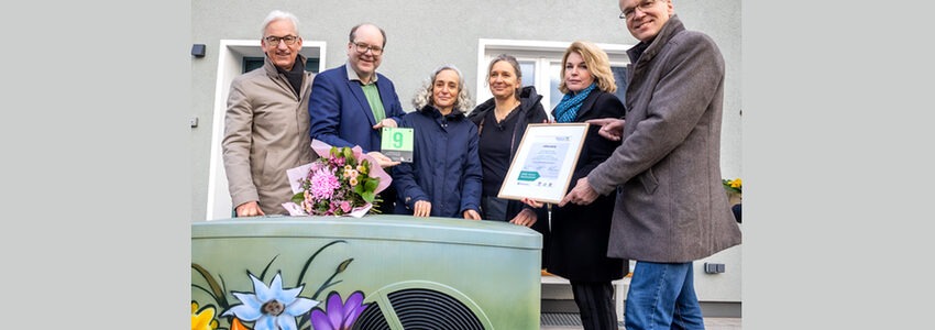 Foto: Andreas Tamme. Verleihung der 2000. Grünen Hausnummer in Lüneburg.