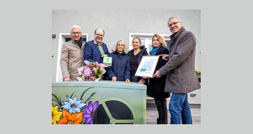 Foto: Andreas Tamme. Verleihung der 2000. Grünen Hausnummer in Lüneburg.