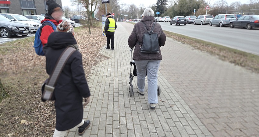 Foto: AG Lüneburg zu Fuß. GehCheck Am Bargenturm, 20.02.2025. Am Weißen Turm, beim AOK-Parkplatz.