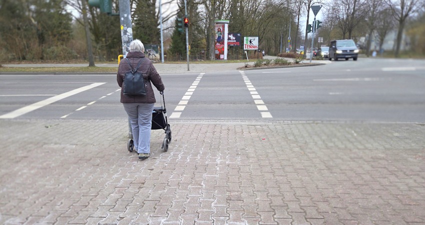 Foto: AG Lüneburg zu Fuß. GehCheck Am Bargenturm, 20.02.2025. Am Weißen Turm, Ampelübergang Sültenweg.