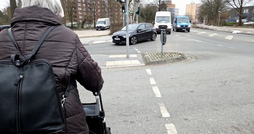 Foto: AG Lüneburg zu Fuß. GehCheck Am Bargenturm, 20.02.2025. Ampelübergang Am Weißen Turm. 