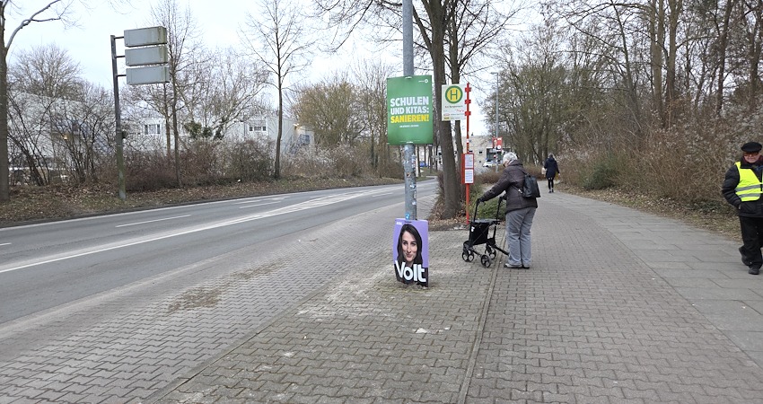 Foto: AG Lüneburg zu Fuß. GehCheck Am Bargenturm, 20.02.2025. Unterwegs zur Kreuzung Sültenweg. Bushaltestelle Am Bargenturm stadtauswärts.