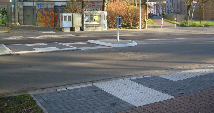 Foto: AG Lüneburg zu Fuß. GehCheck Am Bargenturm, 20.02.2025. Übergang zum AOK-Parkplatz.