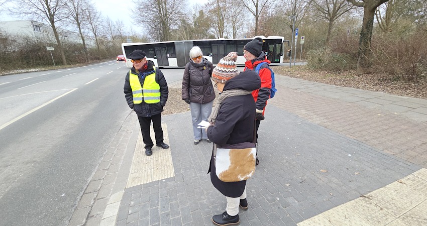 Foto: AG Lüneburg zu Fuß. GehCheck am Bargenturm, 20.02.2025. Prüfende Blicke - aber hier am Start finden die Mitwirkenden ausdrücklich Lob.