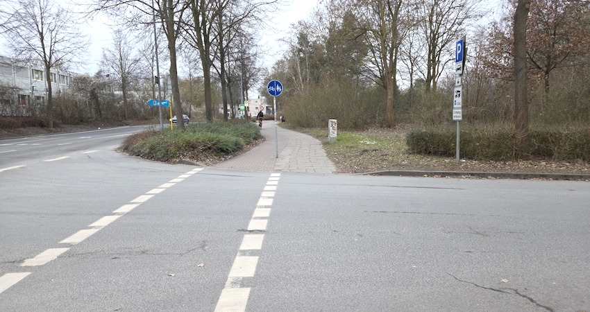 Foto: AG Lüneburg zu Fuß. GehCheck Am Bargenturm, 20.02.2025. Unterwegs zur Kreuzung Sültenweg. Rechts kommen die Autos vom Parkplatz. Auf der Straße eine markierte Furt für den Radverkehr. Ein Haltesstreifen für den Pkw-Verkehr würde hier für noch mehr Sicherheit sorgen.