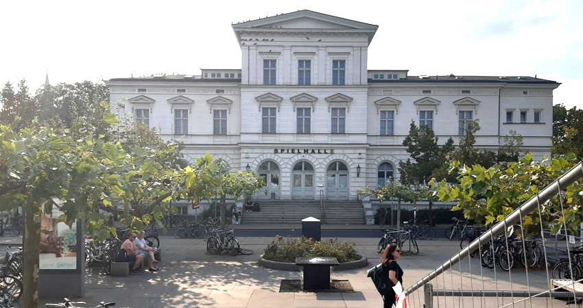 Beim Herauskommen aus dem Bahnhof Lüneburg fällt der Blick direkt auf die Werbung für die Spielhalle im Bahnhofsgebäude gegenüber. Foto: Lüne-Blog.