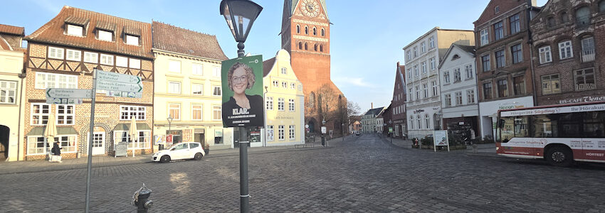 Foto: Lüne-Blog. Einfahrt auf den Platz Am Sande von der Straße Bei der St. Johanniskirche her.