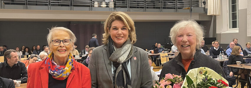 Foto: Hansestadt Lüneburg, 13.02.2025. OB Claudia Kalisch dankte den scheidenden Vorsitzenden der Bürgerstiftung Lüneburg: Hella Siedenburg (links) und Elke Frost (rechts).