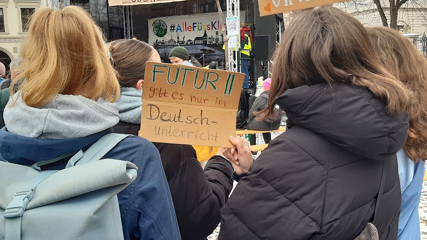 Foto: Lüne-Blog. Demonstrierende Schülerinnen beim Klimastreik von Fridays for Future Lüneburg auf dem Marktplatz, 14.02.2025. 