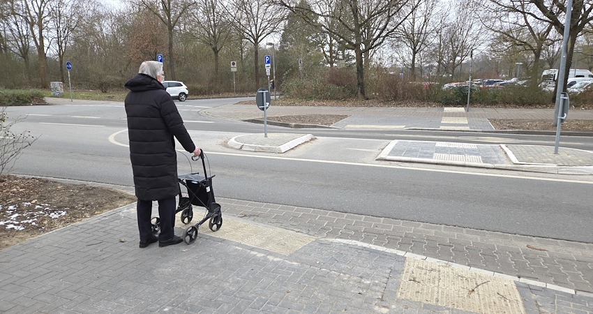 Foto: AG Lüneburg zu Fuß. GehCheck am Bargenturm, 20.02.2025. Der Übergang von der Bushaltestelle Richtung Parkplatz bietet eine sehr gute Querungsmöglichkeit.