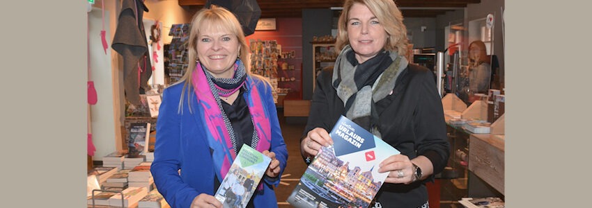 Foto: Hansestadt Lüneburg. Claudia Kalisch, Lüneburgs Oberbürgermeisterin und Aufsichtsratsvorsitzende der Lüneburg Marketing GmbH, und Geschäftsführerin Melanie-Gitte Lansmann (links) freuen sich über das Ergebnis aus dem Tourismusjahr 2024.