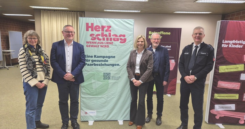 Vorstellung der Kampagne Herzschlag in Lüneburg. Foto: Polizeiinspektion Lüneburg. Von links: Gesine Hahn, Achim Aschenbach (beide RLSB Lüneburg), Kathrin Richter (Polizeiinspektion Lüneburg/ Lüchow-Dannenberg/ Uelzen), Eckhard Oldenburg (Geschäftsführer Kriminalpräventionsrat) und Dieter Klingforth (Leiter Polizeiinspektion Lüneburg/ Lüchow-Dannenberg/ Uelzen).