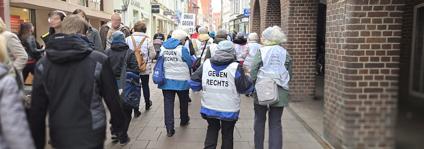 Omas gegen Rechts beim Einsatz für Demokratie und Rechtsstaatlichkeit am Tag vor der Wahl, 22.02.2025, in der Bäckerstraße in Lüneburg.