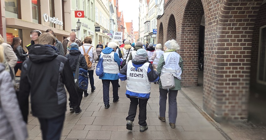 Omas gegen Rechts beim Einsatz für Demokratie und Rechtsstaatlichkeit am Tag vor der Wahl, 22.02.2025, in der Bäckerstraße in Lüneburg.