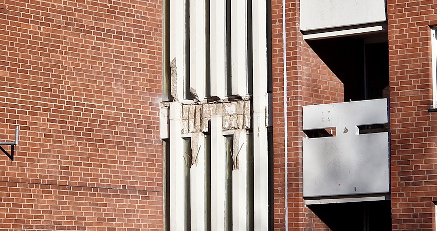 Foto: Hansestadt Lüneburg. Bröckelnder Beton an der Wohnanlage.