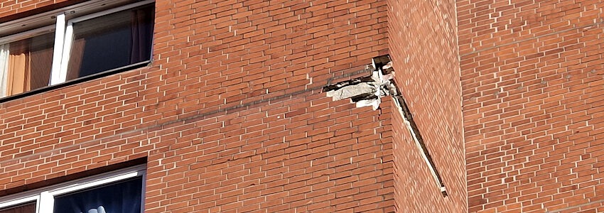 Foto: Hansestadt Lüneburg. Bröckelndes Mauerwerk an der Wohnanlage.