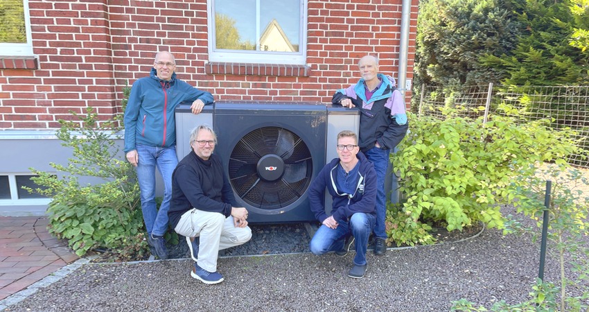 Foto: Solarbotschafter Lüneburg. Das Foto zeigt vier der sechs Lüneburger Solarbotschafter vor einer Wärmepumpe in Lüneburg. Aufgrund des großen Interesses gibt es jetzt auch Wärmepumpen-Partys. Von links: Bernhard Seitz, Sven Viehweger, Stephan Wisotzky und Karsten Riggert.