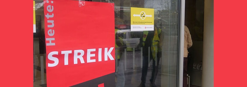 ver.di: Heute Streik im Fenster eines Gebäudes. Foto: Matthias Klump.