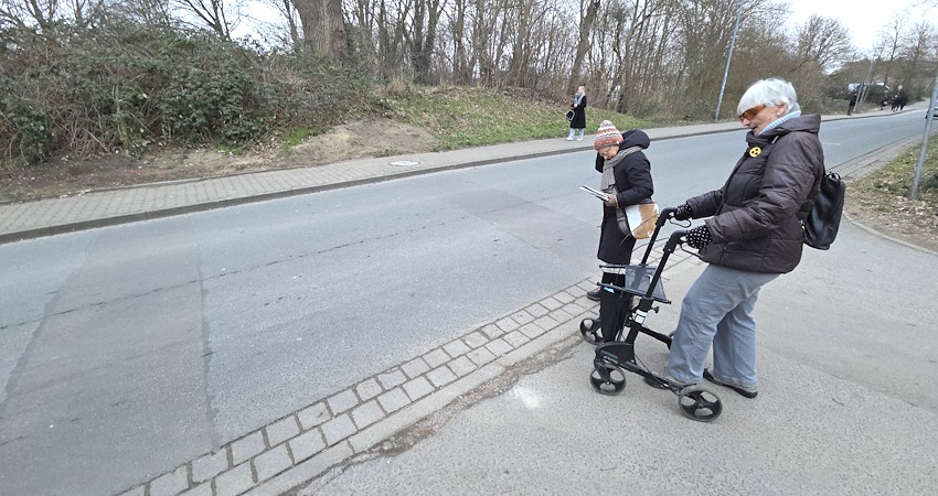 Foto: AG Lüneburg zu Fuß. GehCheck Am Bargenturm, 20.02.2025. Zugang zur Foto: AG Lüneburg zu Fuß. GehCheck Am Bargenturm, 20.02.2025. Ausgang von der Geflüchtetenunterkunft Am Bargenturm Richtung Bushaltestelle.