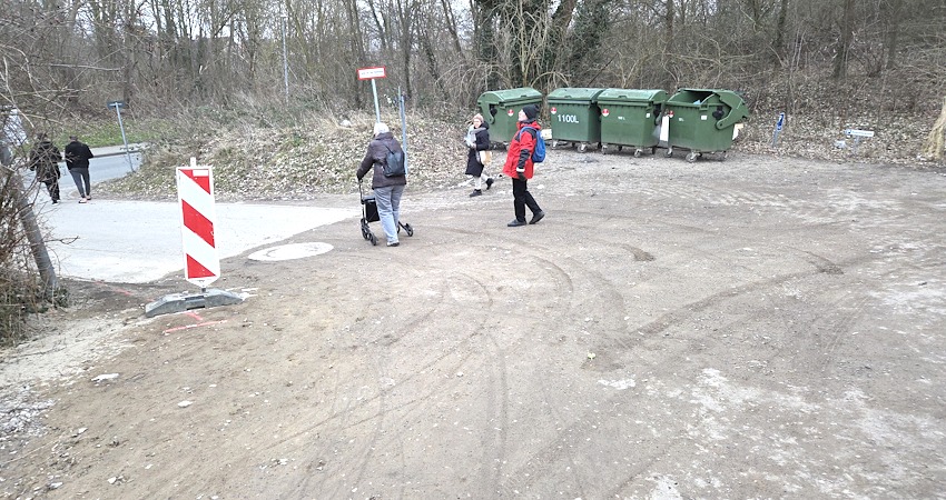 Foto: AG Lüneburg zu Fuß. GehCheck Am Bargenturm, 20.02.2025. Ausgang von der Geflüchtetenunterkunft Am Bargenturm Richtung Bushaltestelle.