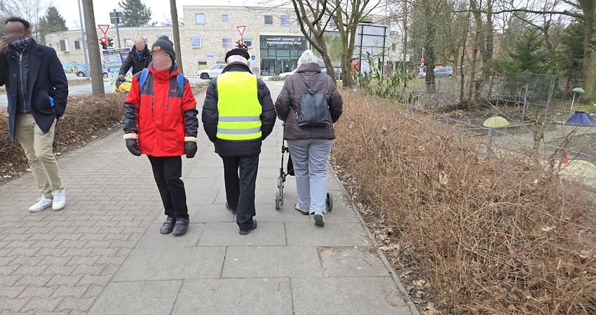 Foto: AG Lüneburg zu Fuß. GehCheck Am Bargenturm, 20.02.2025. Unterwegs zur Kreuzung Sültenweg. Fuß- und Radweg nebeneinander, ein taktil und optisch wahrnehmbarer Trennstreifen fehlt.