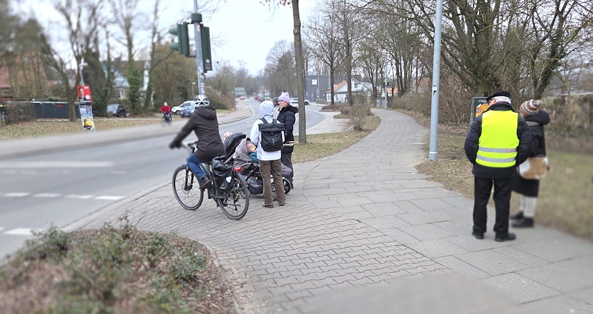 Foto: AG Lüneburg zu Fuß. Wir blicken Richtung Sültenweg. Rechter Hand ist das Vereinshaus und das Gelände des Sportvereins VfL - Ziel für viele Radfahrende. Doch der Radweg endet hier. Eigentlich müssten sie jetzt auf der Fahrbahn weiterfahren. Viele Radler:innen biegen hier deshalb einfach rechts ab und fahren auf dem Gehweg weiter. Das führt zu Konflikten und Gefahrensituationen mit dem Fußverkehr.