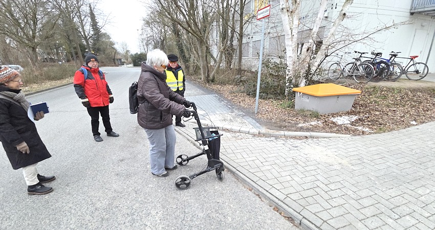 Foto: AG Lüneburg zu Fuß. GehCheck Am Bargenturm, 20.02.2025. Zugang zur Geflüchtetenunterkunft Am Bargenturm vom Parkplatz.