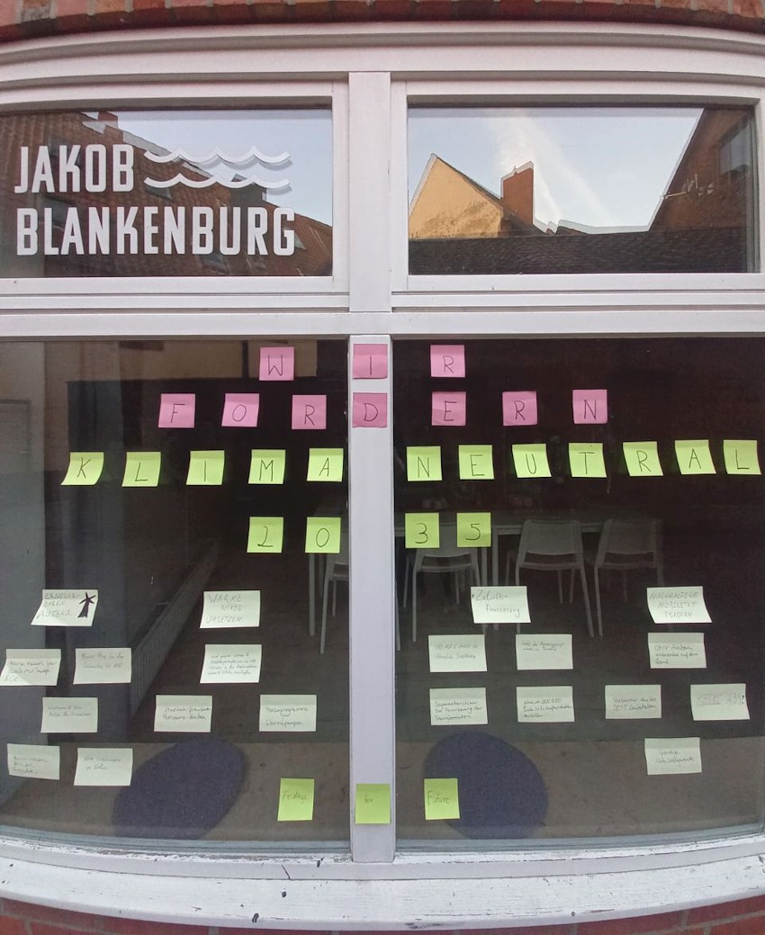 "Wir fordern: Klimaneutral 2035". Merkzettel für Jakob Blankenburg. Aktion von Fridays for Future Lüneburg im März 2025. Foto: FFF Lüneburg.