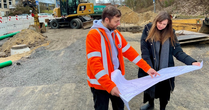 Foto: Hansestadt Lüneburg. Ingenieurin Tanja Berg aus dem Bereich Tiefbau und Rafael Künstler, Bereichsleiter Kanalbau bei der AGL, leiten gemeinsam die aktuellen sowie die ab Sommer anstehenden Bauarbeiten an der Dahlenburger Landstraße.  