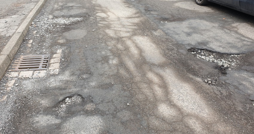 Foto: Hansestadt Lüneburg. Schlaglöcher in der Bessemerstraße.