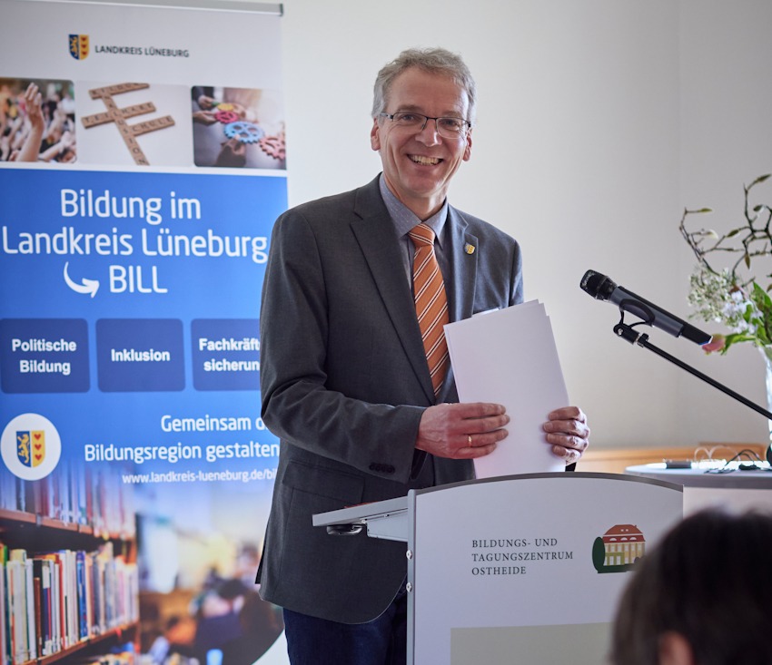 Foto: Landkreis Lüneburg / Dani Hubrich. Landrat Jens Böther beim Bildungsforum in Barendorf freute sich über Interesse und Beteiligung
aus Politik und Bildungsinstitutionen. 