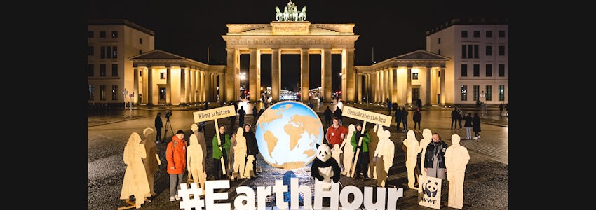 Foto: Jörg Farys / WWF. Earth Hour 2024: Brandenburger Tor. Am Samstag, den 23. März 2024 haben über 550 Gemeinden in Deutschland, zahlreiche Unternehmen und tausende Menschen an der Earth Hour teilgenommen und für 1 Stunde das Licht ausgeschaltet.