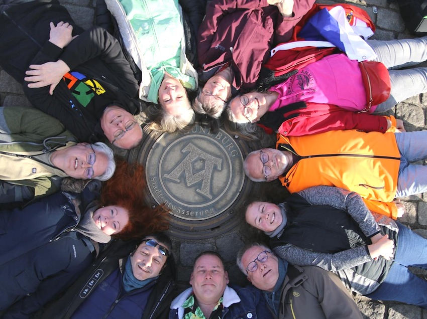 Gruppenfoto Geocaching-Initiative Lüneburg rund um die Lüneburger Stadtmarke. 