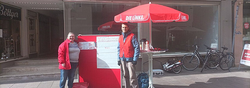 Foto: Linke KV Lüneburg. Maryam Exner und Martin Hollstein am Info-Stand in der Lüneburger Bäckerstraße am 13.03.2025.