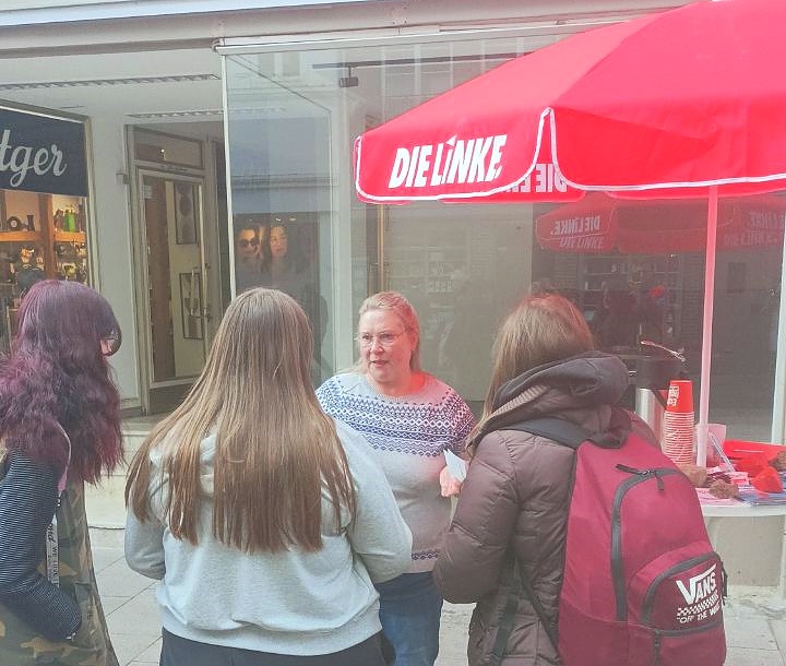 Foto: Linke KV Lüneburg. Drei Linke-Wählerinnen im Gespräch mit Maryam Exner am Info-Stand am 13.03.2025.