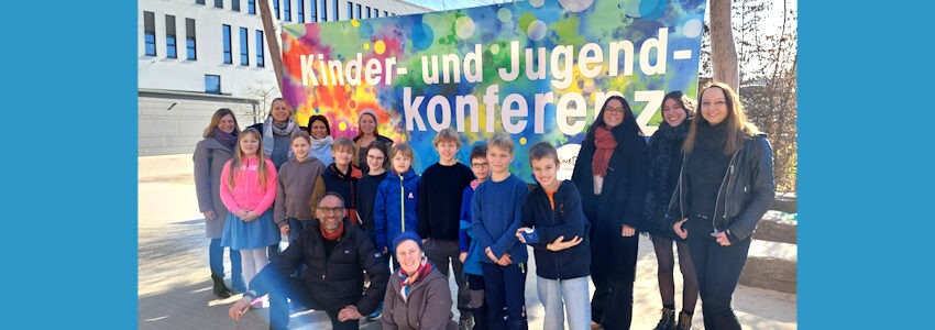 Foto: Hansestadt Lüneburg. Freuen sich auf die kommende Kinder- und Jugendkonferenz am 2. April 2025: Die Schülervertretung der St. Ursula-Schule und Verantwortliche aus Jugendpflege und Hansestadt.