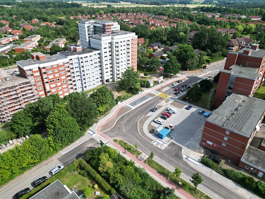 Foto: Hansestadt Lüneburg, Archiv. Sanierung der Wilhelm-Leuschner Straße (Juli 2024). Umgestaltung der Wilhelm-Leuschner Straße ist eine von vielen Maßnahmen, die im Sanierungsgebiet Kaltenmoor in großen Teilen aus städtebaulichen Fördermitteln finanziert werden konnten.