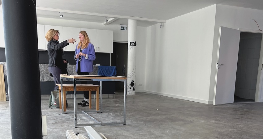 Foto: Hansestadt Lüneburg. Lüneburgs Oberbürgermeisterin Claudia Kalisch (links) ließ sich von der künftigen Jugendpflegerin Ann-Christin Behrens im neuen Jugendzentrum Stadtmitte im März 2025 den Stand der Umbauarbeiten zeigen.