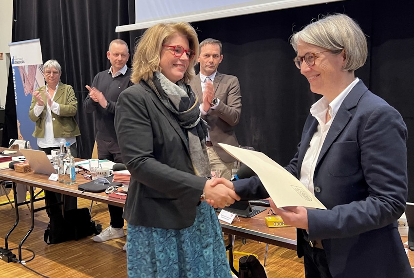 Foto: Hansestadt Lüneburg. Ratssitzung am 20.03.2025. OB Claudia Kalisch gratuliert Gabriele Scholz, neuen Dezernentin für Bildung, Jugend und Soziales der Hansestadt Lüneburg. 