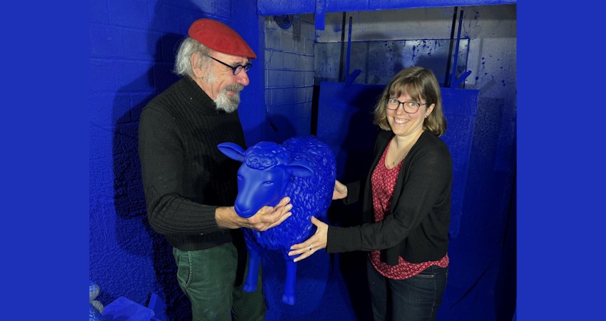 Foto: Hansestadt Lüneburg. Künstler Rainer Bonk und Dr. Eva Kern aus dem städtischen Planungsteam mit einem blauen Schaf. Die Blaue Friedensherde steht unter der Schirmherrschaft des EU-Parlaments. 