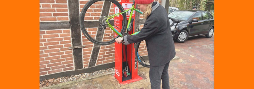 Foto: Hansestadt Lüneburg. Maike Tesch aus dem Bereich Mobilität weiht die neue Reparaturstation auf dem Gelände der Loewe-Stiftung ein.