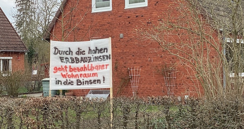 Transparent an betroffenem Haus. Foto: Initiative „Bezahlbarer Wohnraum im Erbbau Lüneburg“.