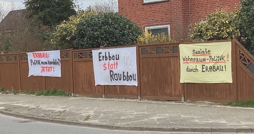 Transparente am Gartenzaun eines betroffenen Hauses. Foto: Initiative „Bezahlbarer Wohnraum im Erbbau Lüneburg“